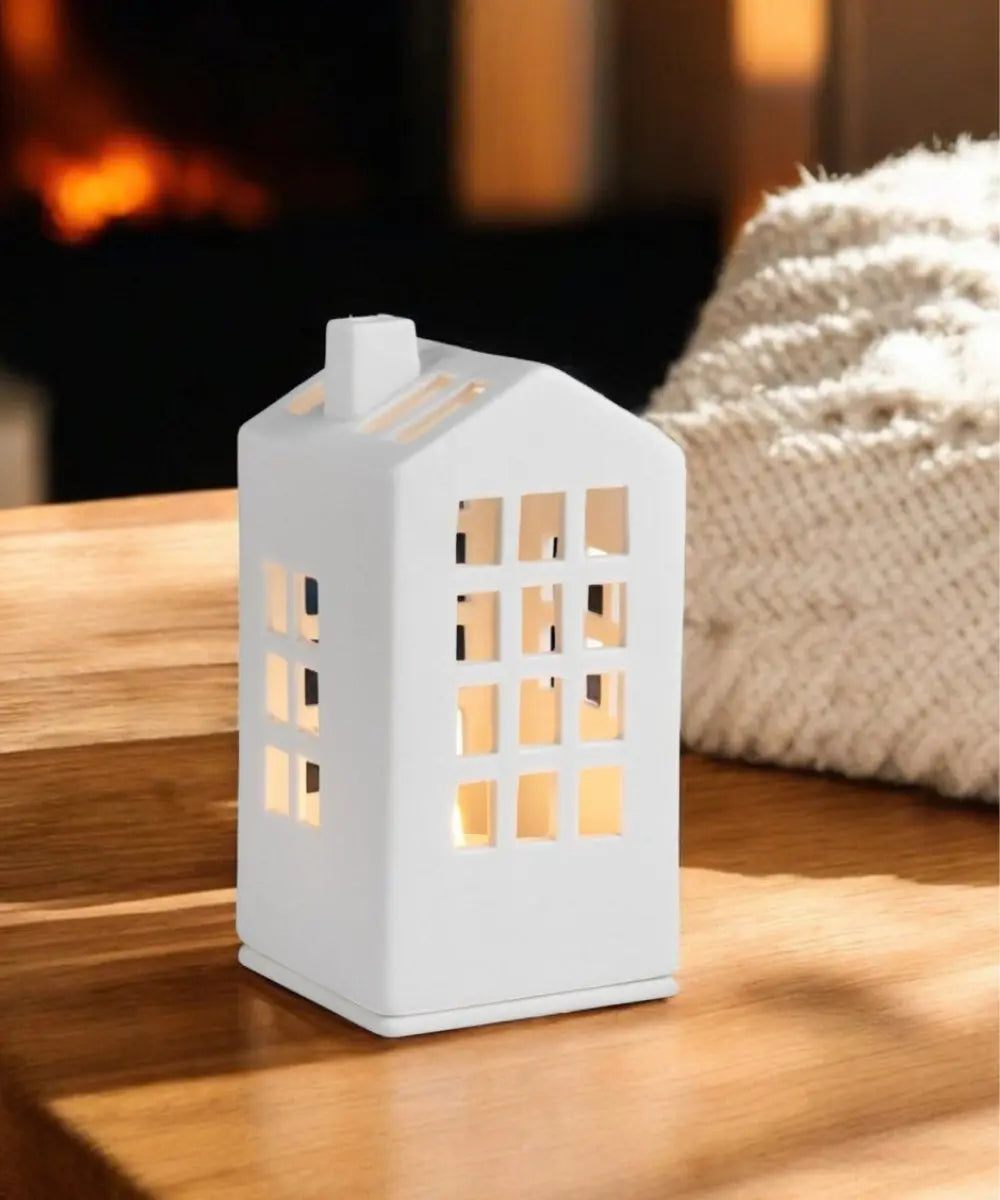 Photophore en porcelaine en forme de Maison modèle "Mairie" de la marque de décoration Räder, en situation posé sur une table