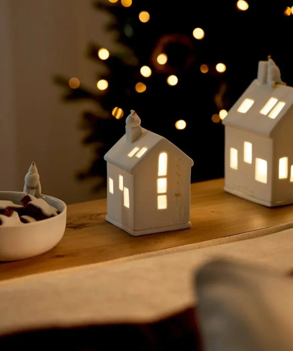 Gros plan en situation de Photophore maison Petits pas du Père Noël de la marque Räder