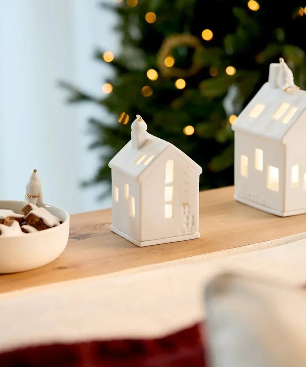 Gros plan en situation de Photophore maison Petits pas du Père Noël de la marque Räder