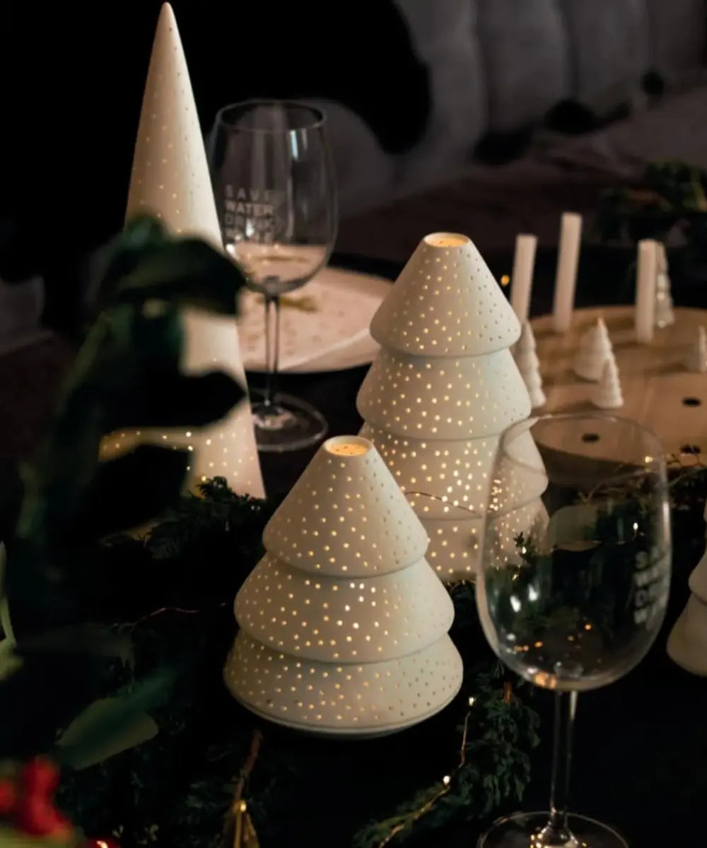 Mise en situation sur une table de Noël du photophore sapin de Räder