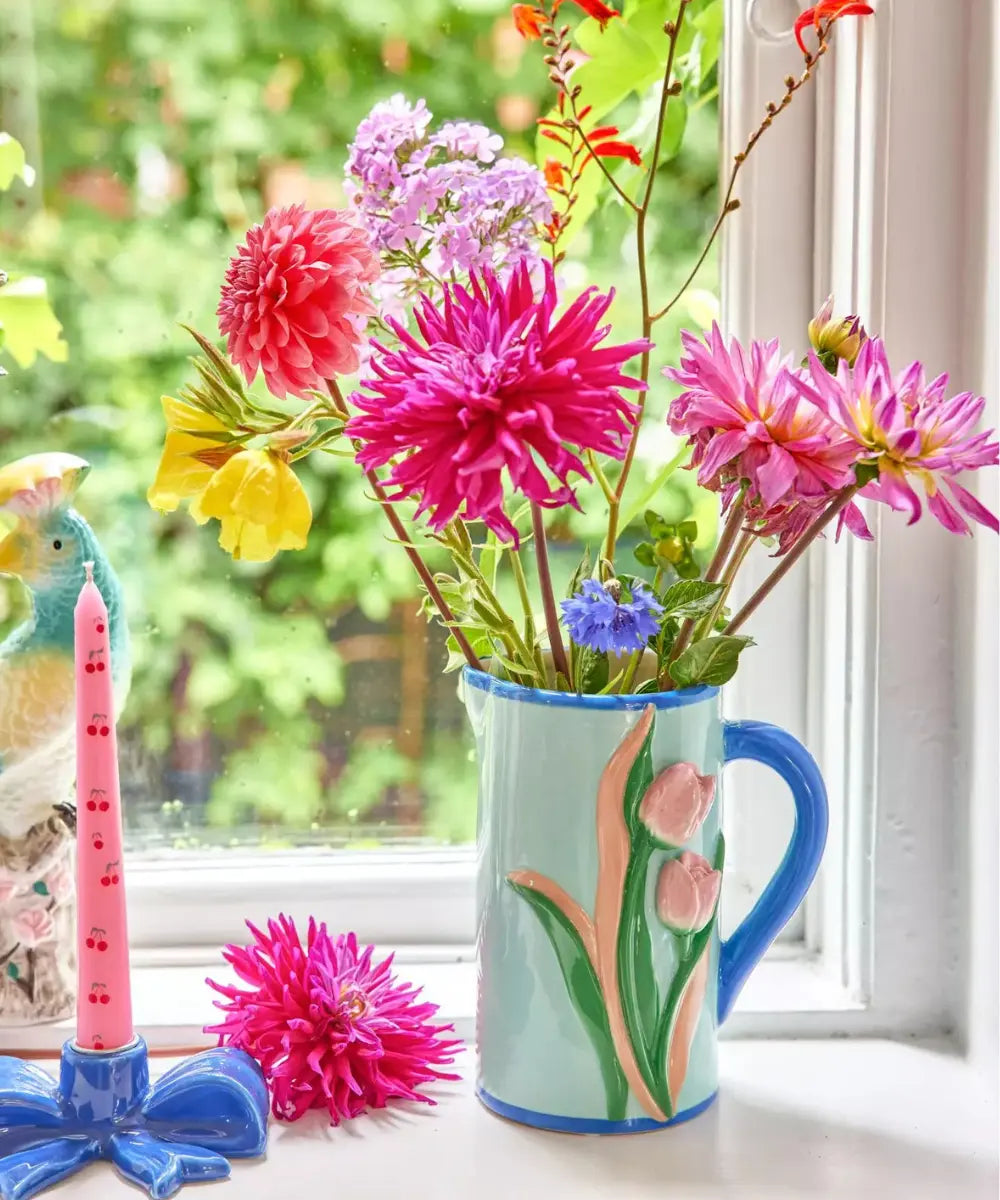 Pichet en céramique Tulipes de Rice contenant un bouquet de fleurs
