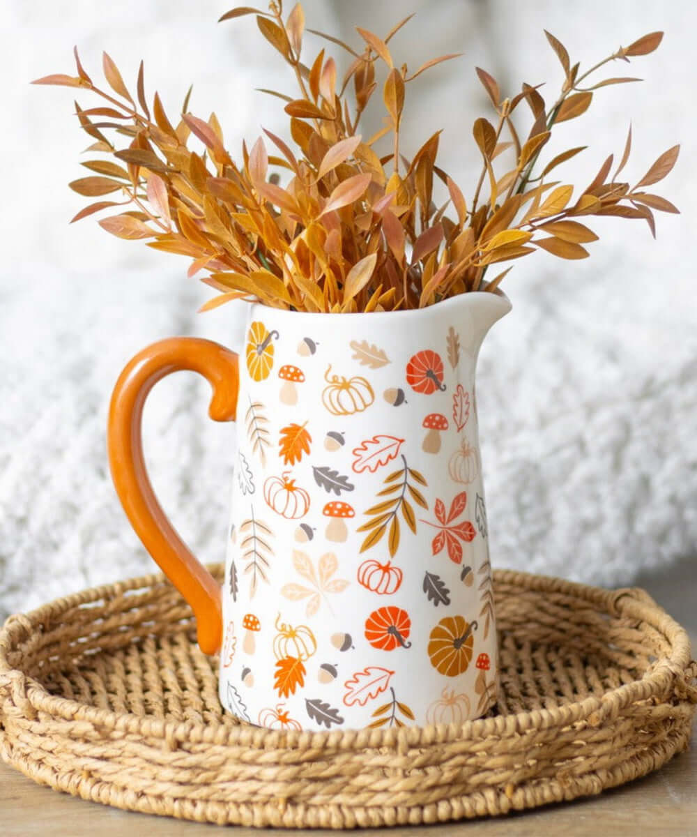 Pichet décoratif Feuilles d'automne sélection Merci Léonie, présenté dans une décoration d'automne