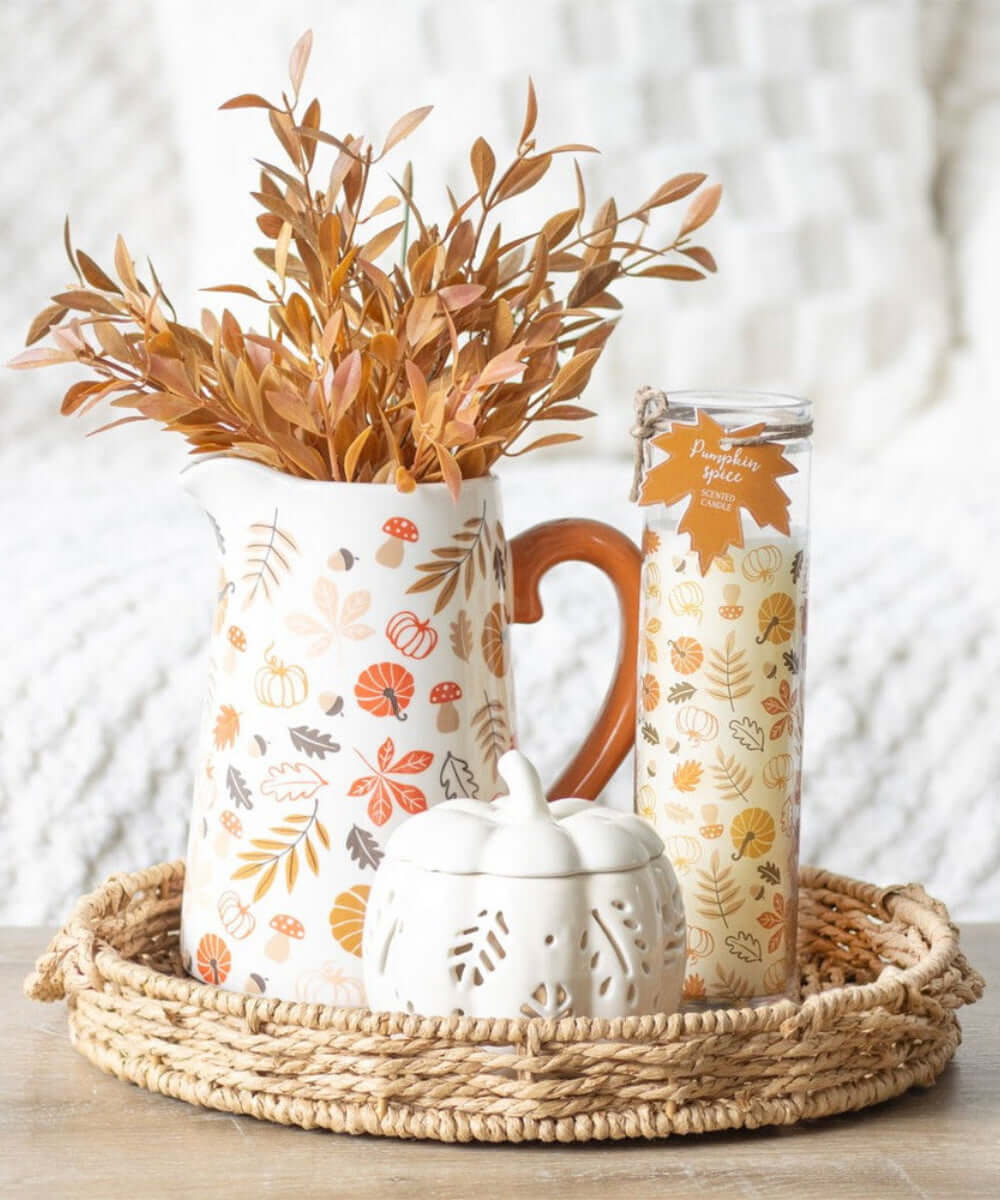 Pichet décoratif Feuilles d'automne sélection Merci Léonie, garni de feuillages dans une décoration d'automne