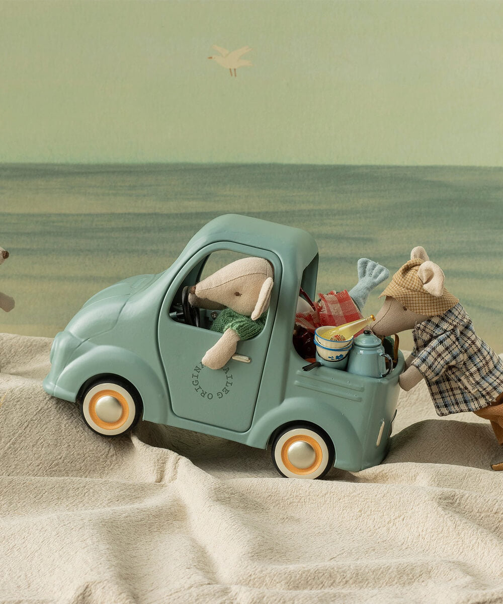 Pick-Up pour Souris de la marque Maileg, dans une scène miniature
