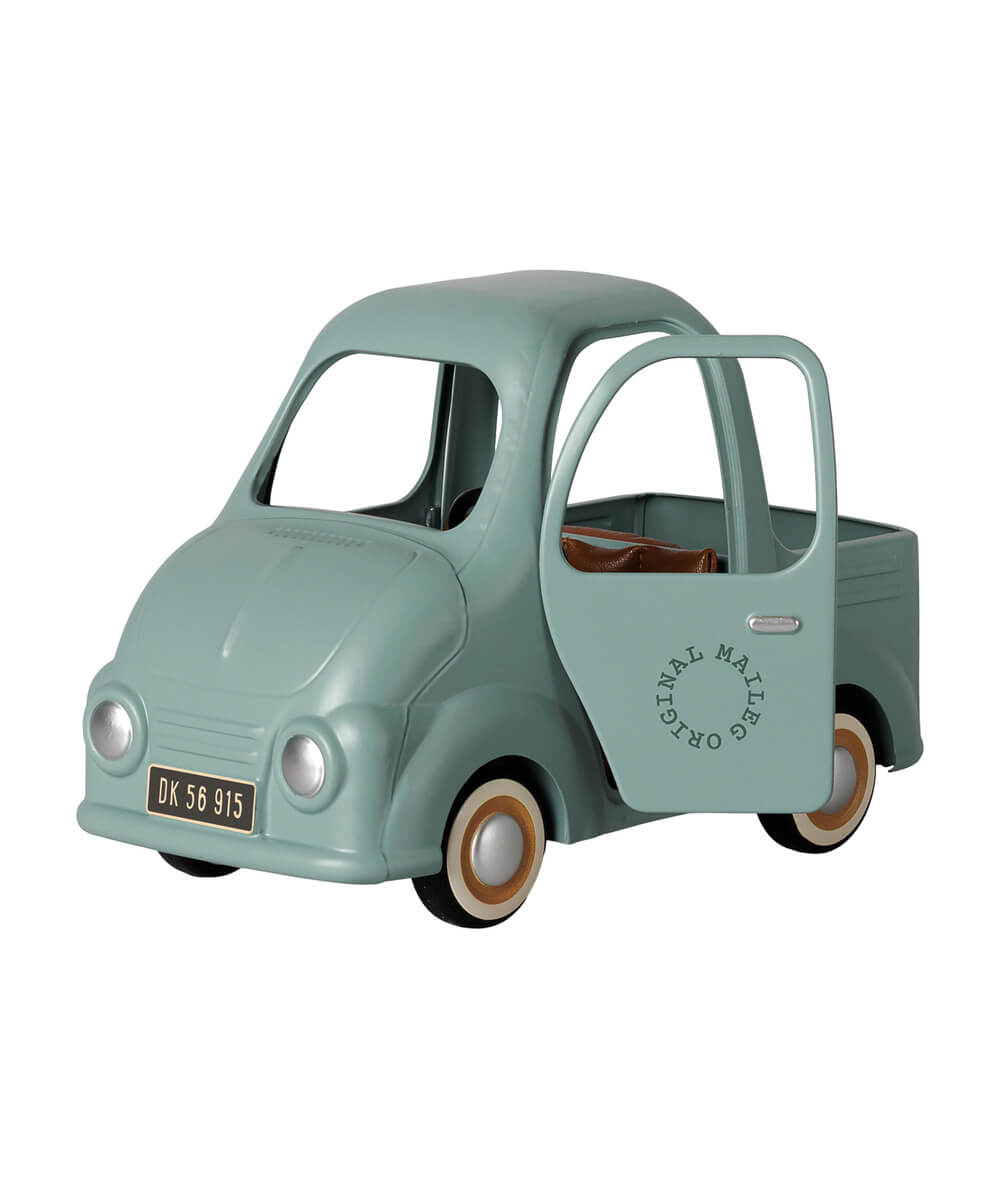 Camionnette pick up miniature en metal retro maileg pour voiture famille souris.