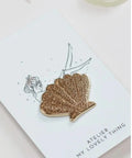 Pin’s Coquillage Doré Pailleté de My Lovely Thing sur sa carte illustrée