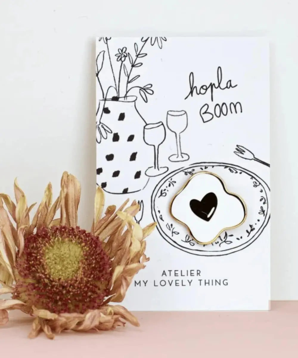 Pin’s Hopla Boom de My Lovely Thing sur sa carte cadeau illustrée
