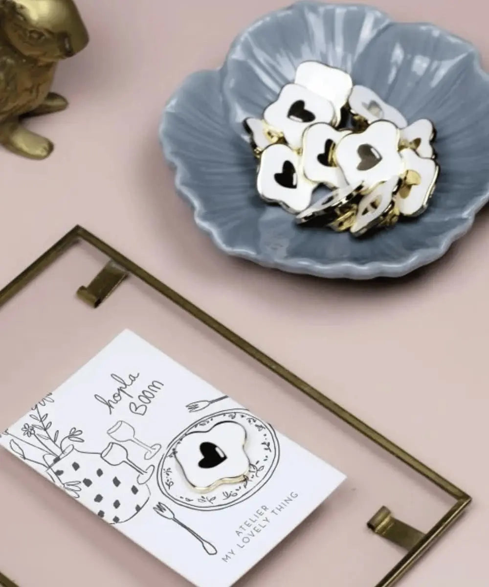 Pin’s Hopla Boom de My Lovely Thing posé sur une table
