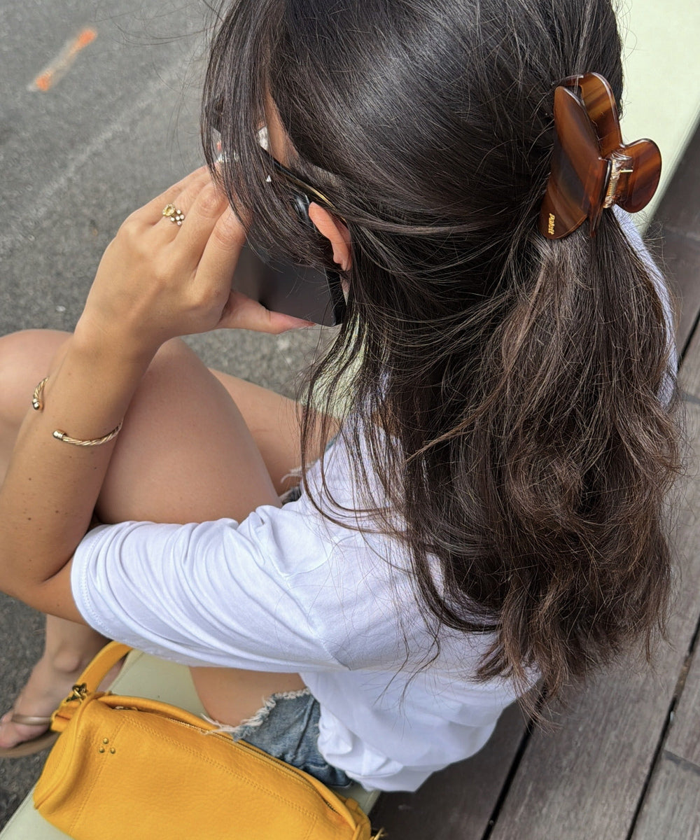 Pince à cheveux Acajou en acétate portée dans les cheveux