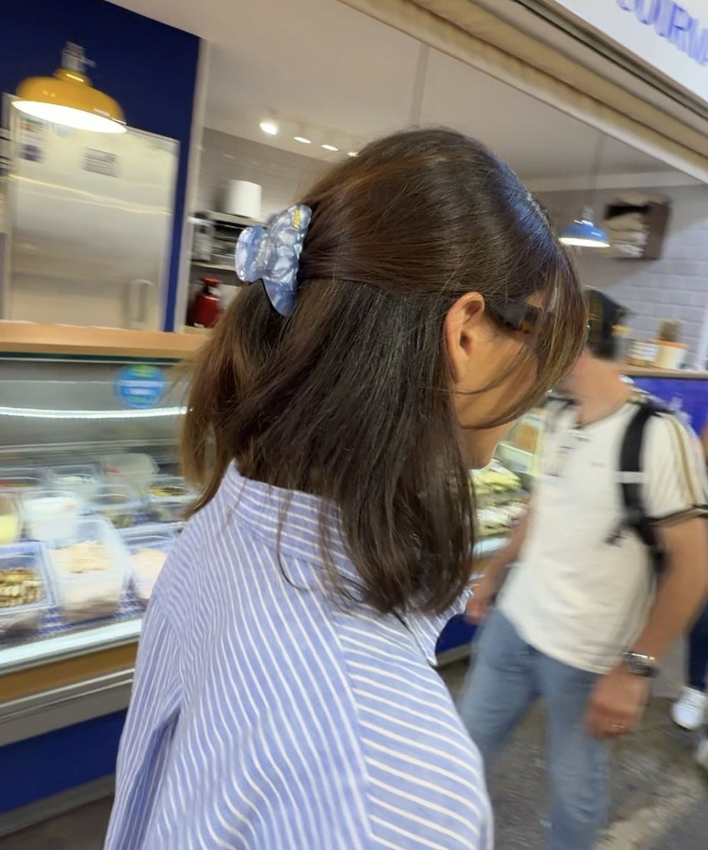 Pince à cheveux Denim en acétate portée dans les cheveux