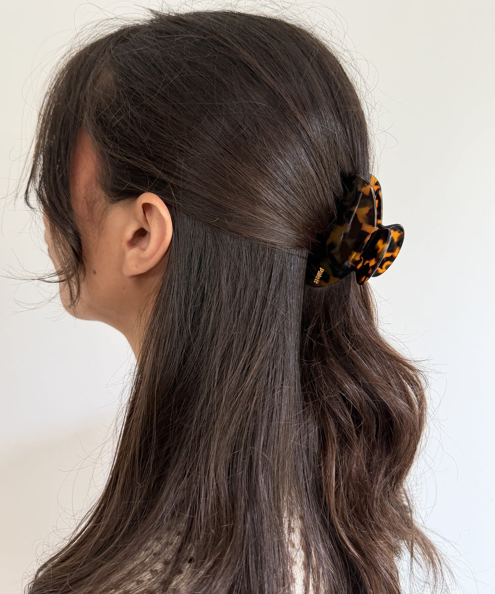 Pince à cheveux Écaille en acétate portée dans les cheveux