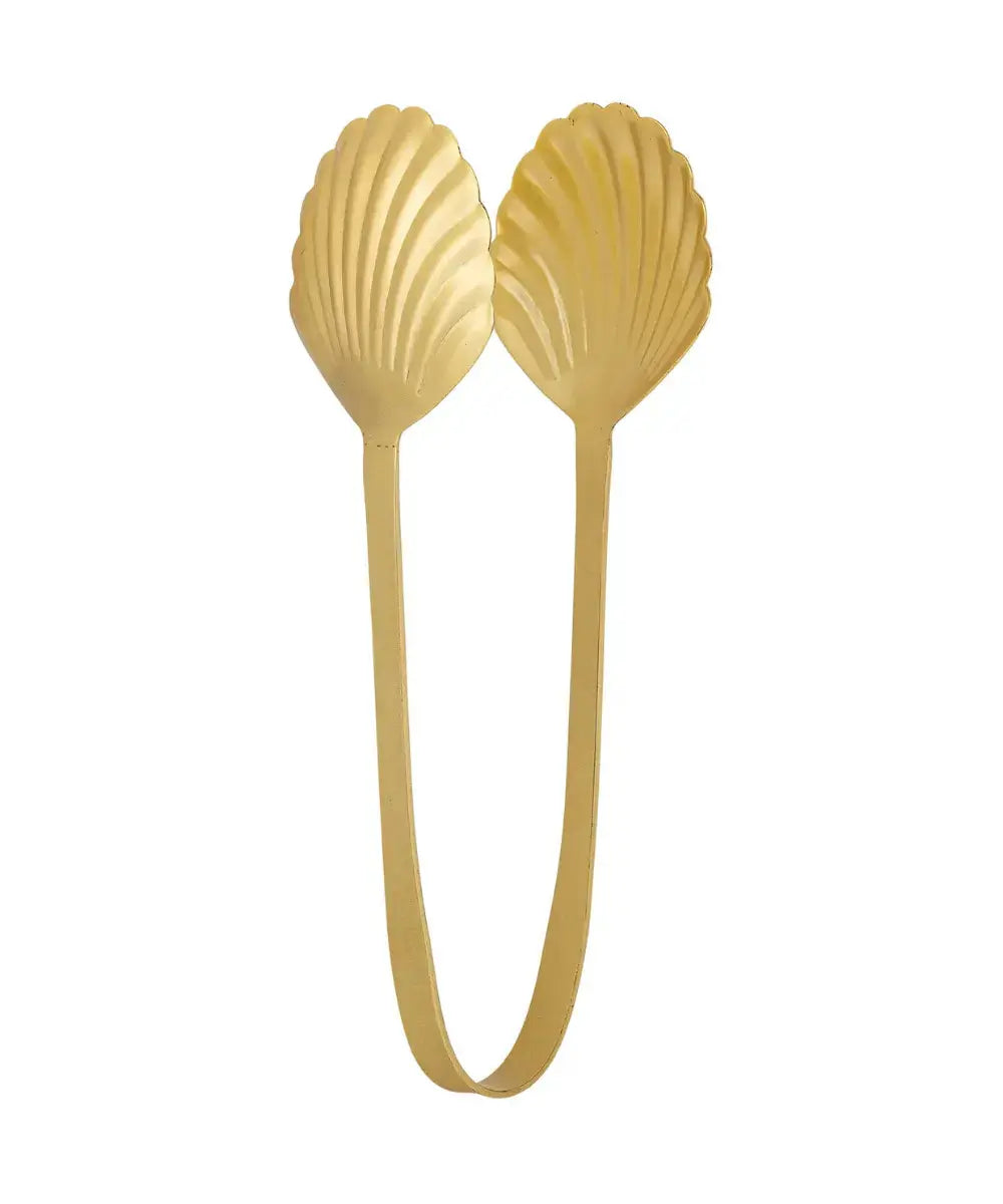 Pince de service Loreta de Bloomingville sur un fond blanc