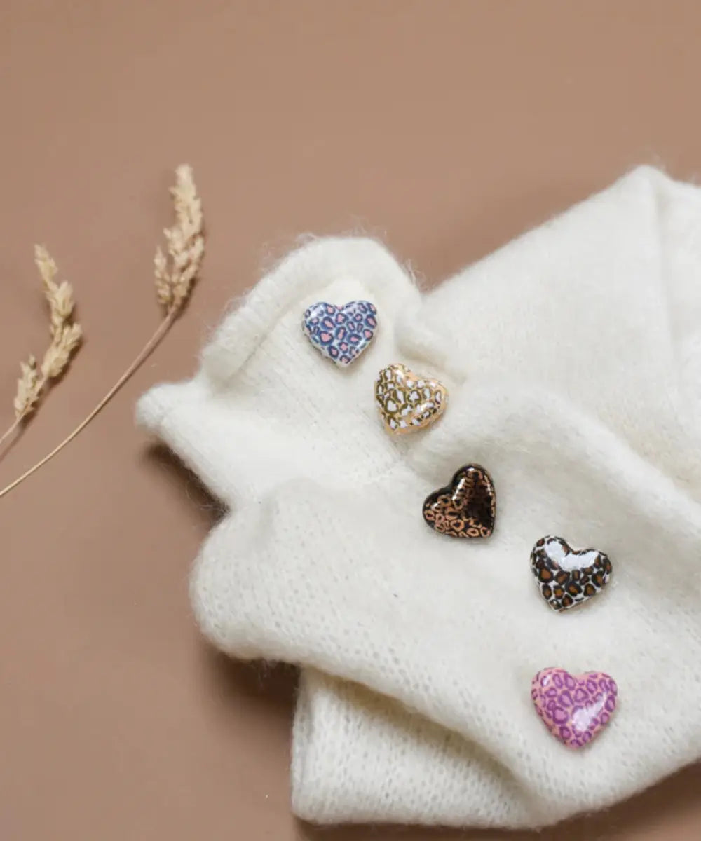 Pin's coeur léopard rose et violet de la marque française Baubels