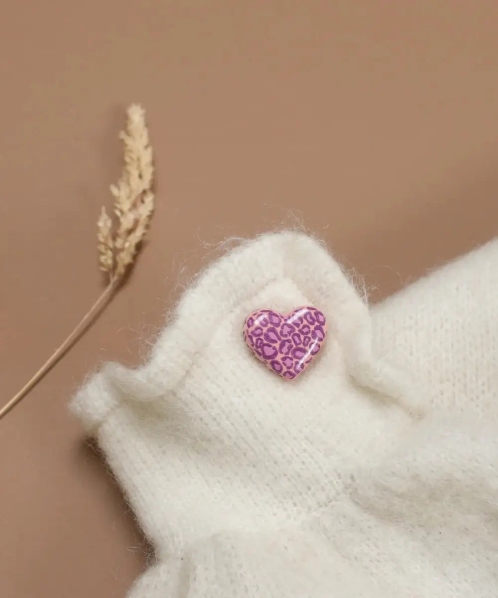 Pin's coeur léopard rose et violet de la marque française Baubels