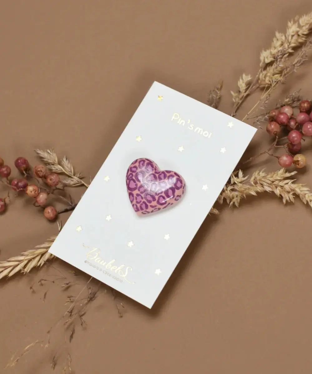 Pin's coeur léopard rose et violet de la marque française Baubels