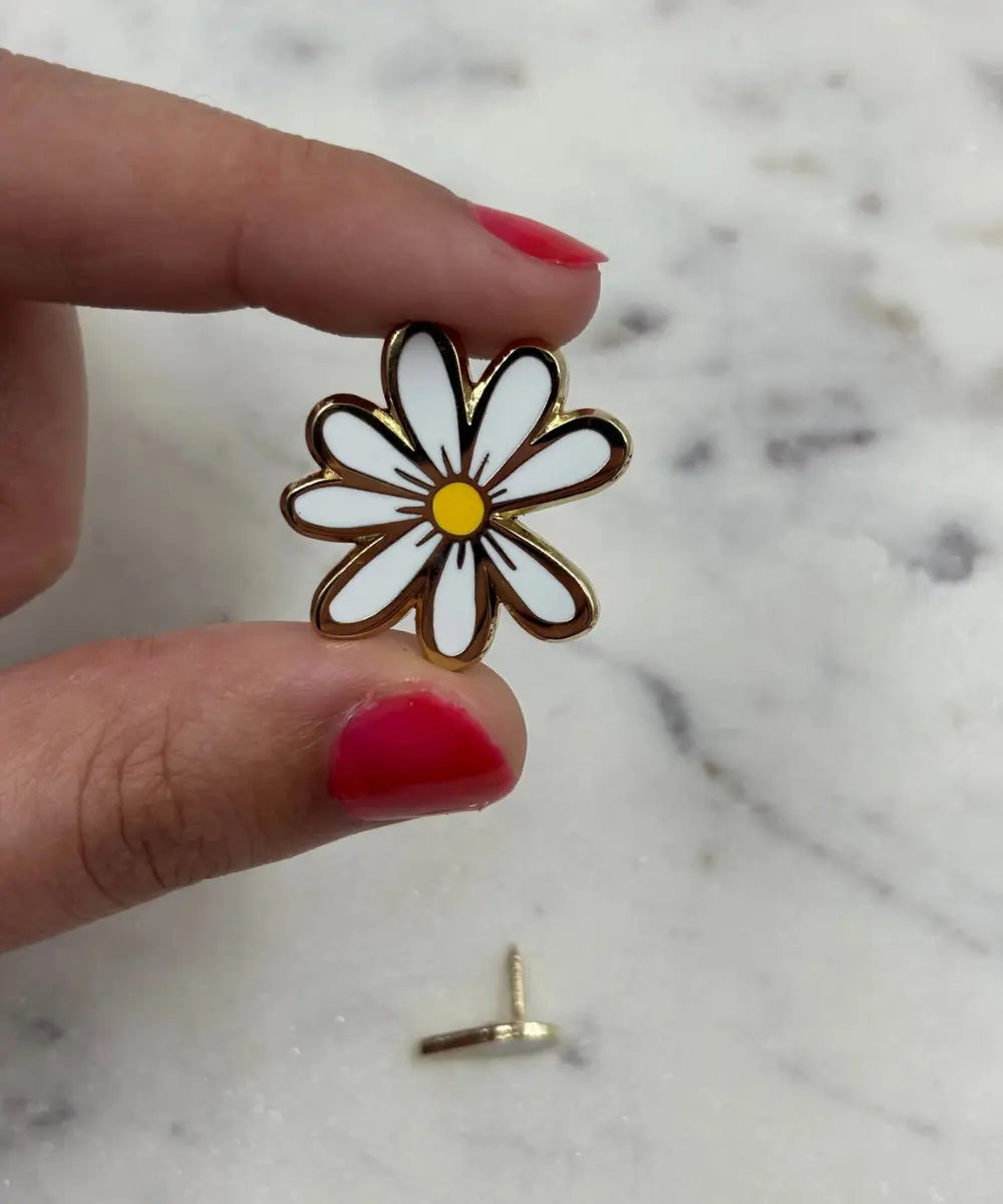 Détail du Pin's Maguerite avec sa carte Maman de la marque française Les Imprimeuses