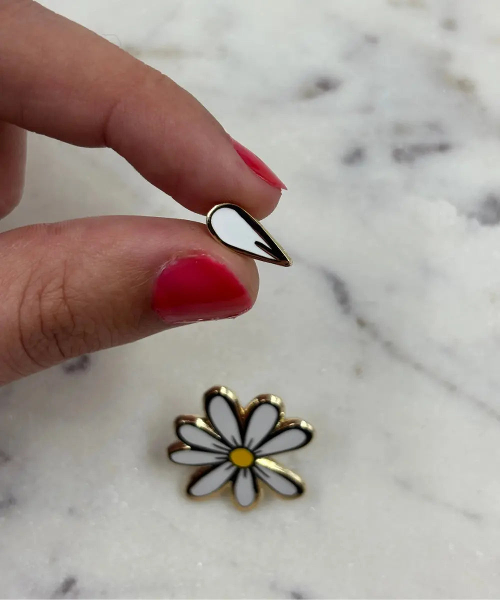 Détail du Pin's Maguerite avec sa carte Maman de la marque française Les Imprimeuses