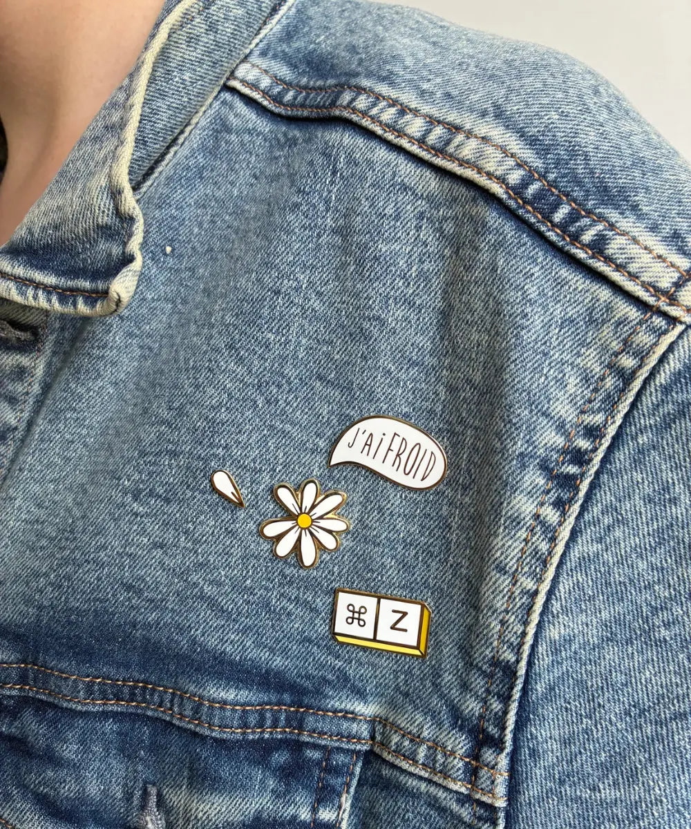 Photo portée du Pin's Maguerite avec sa carte Maman de la marque française Les Imprimeuses