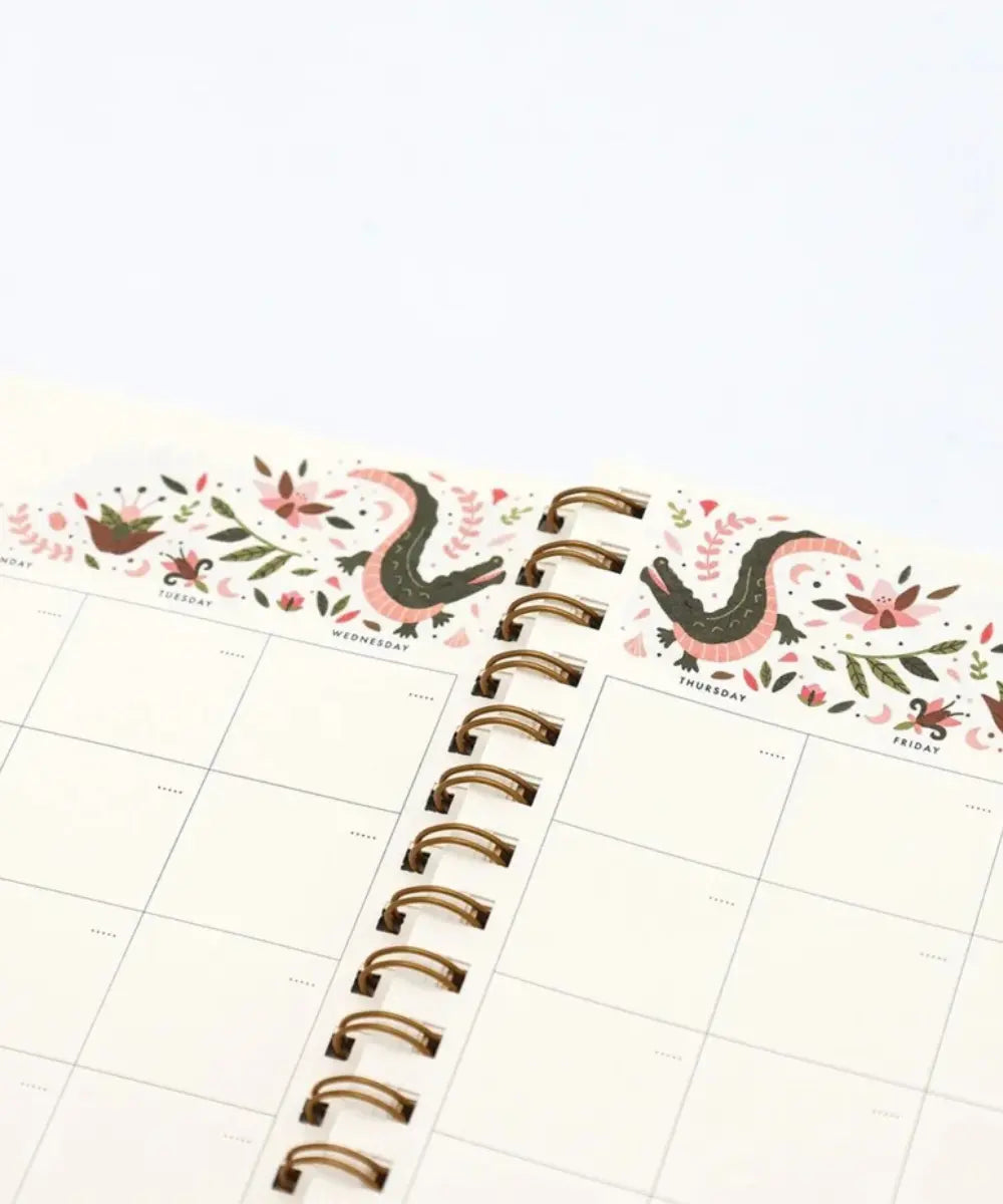 Carnet de planification mensuelle rose pastel motif crocodile avec spirales dorées de la marque All The Ways To Say.