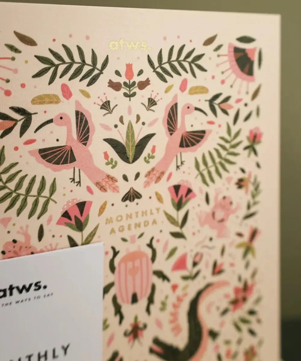 Carnet de planification mensuelle rose pastel motif crocodile avec spirales dorées de la marque All The Ways To Say.