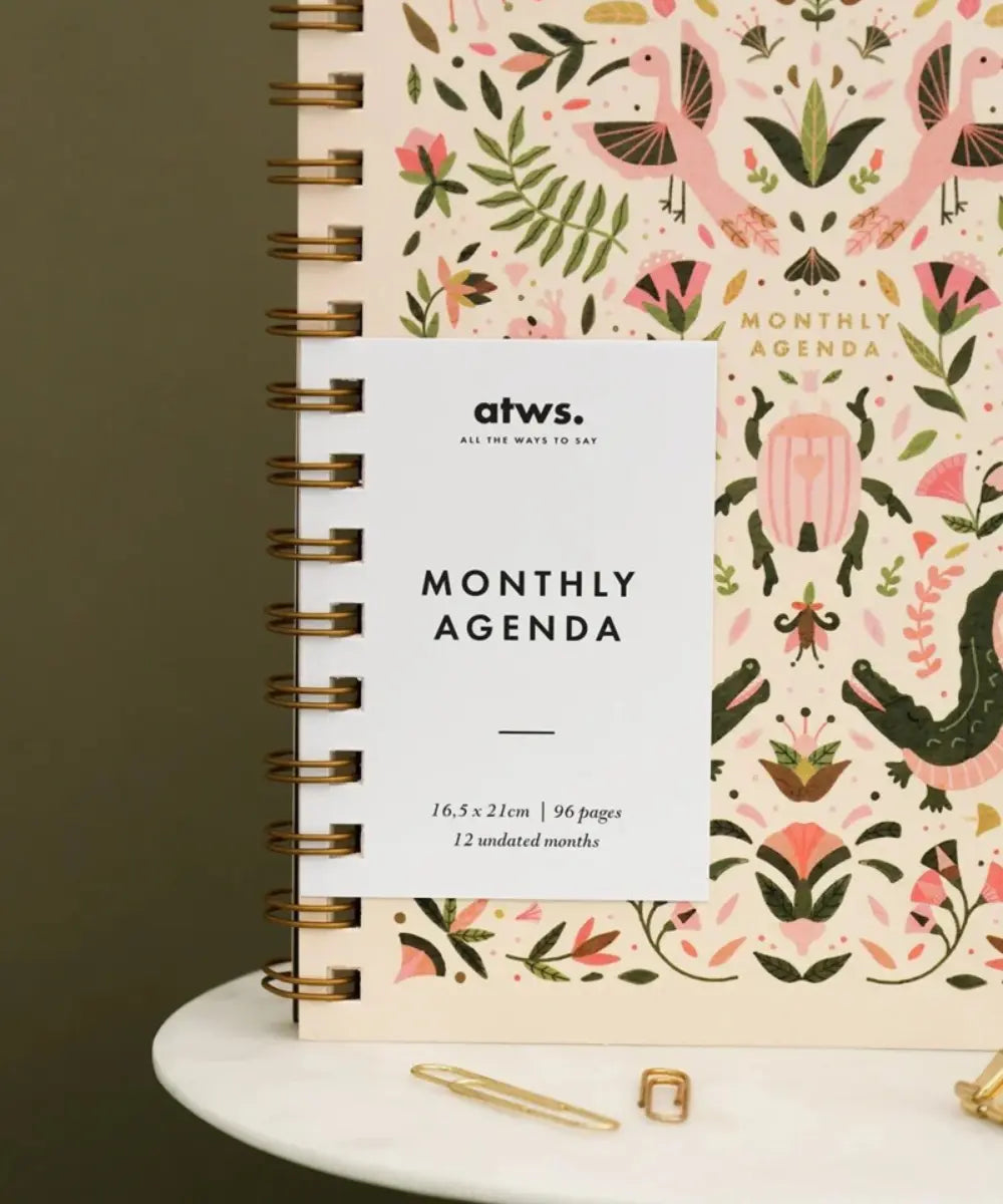 Carnet de planification mensuelle rose pastel motif crocodile avec spirales dorées de la marque All The Ways To Say.