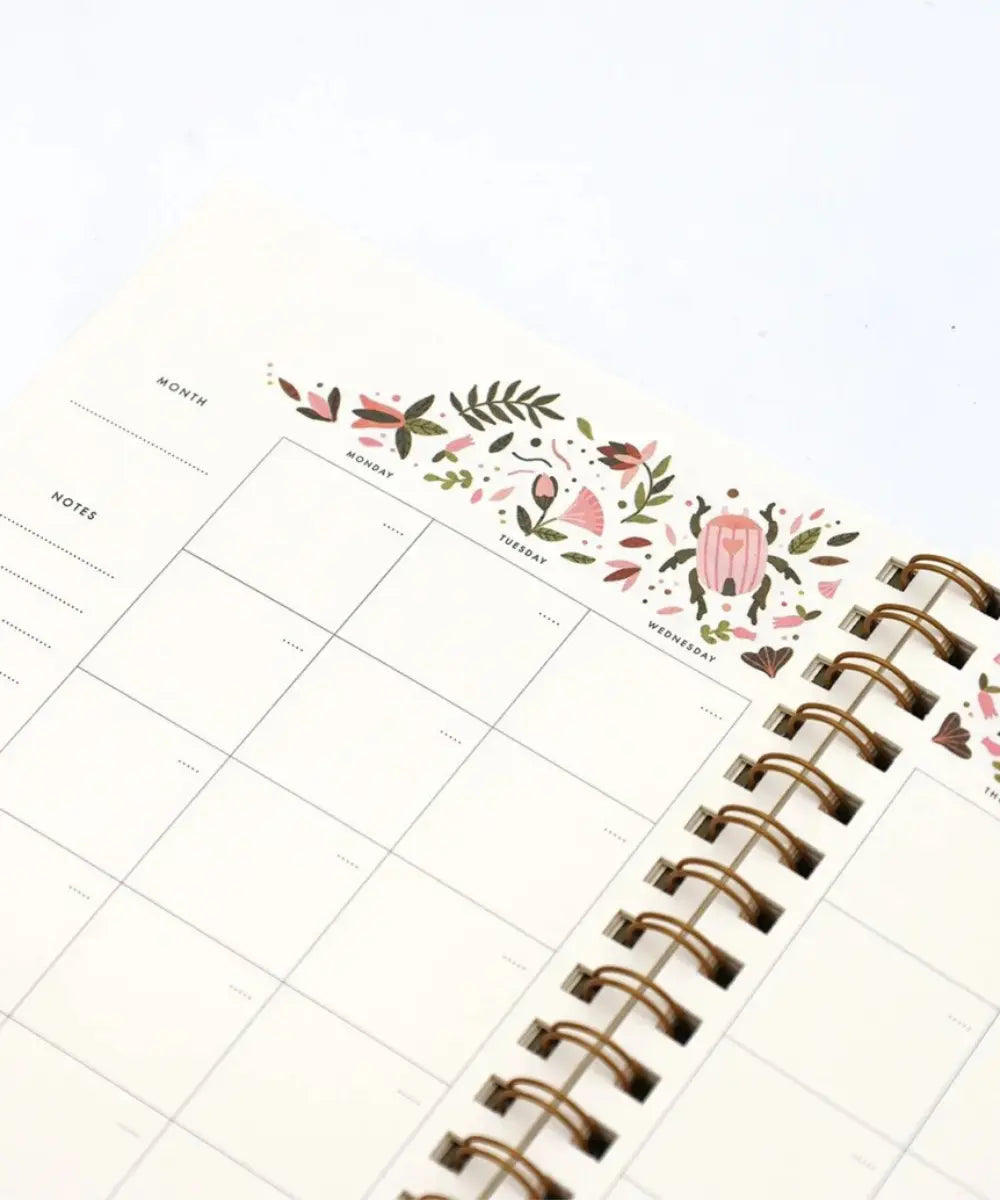 Carnet de planification mensuelle rose pastel motif crocodile avec spirales dorées de la marque All The Ways To Say.