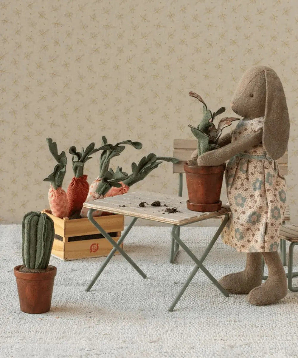 Plante dans son pot Maileg en situation dans une maison de poupées