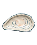 Petit plat en forme d'huître et réalisé en grès.