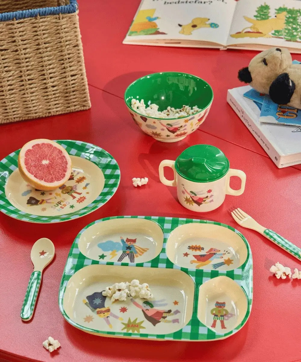 Plateau compartimenté melamine Héros Vert de Rice posé sur une table d'enfant