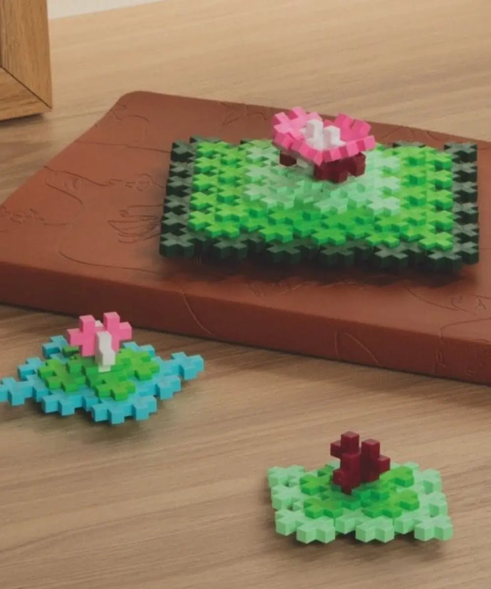 Le kit Plus Plus Inspired Passerelle Japonaise de Claude Monet