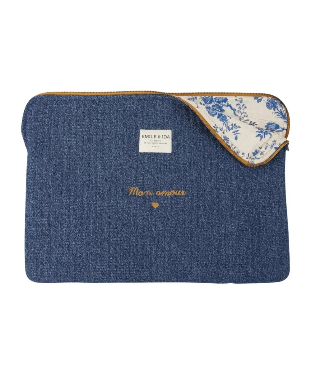 Pochette Ordinateur Denim Brodé de la marque Emile et Ida sur fond blanc