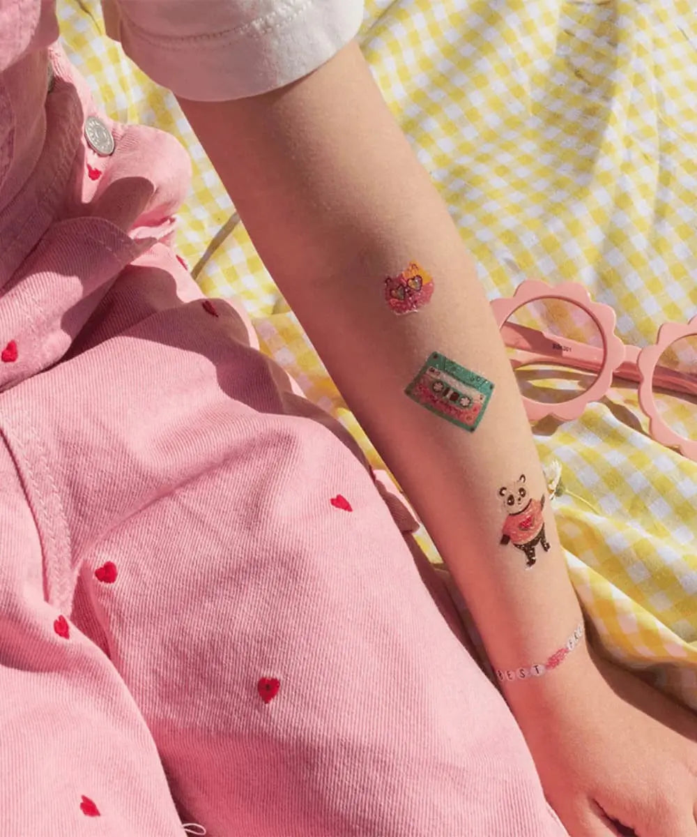Enfant avec des Tatouages California Dream de La Petite Epicerie sur le bras