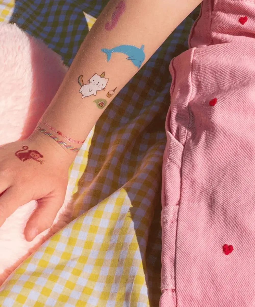 Petite fille portant des Tatouages Licornes de La Petite Epicerie