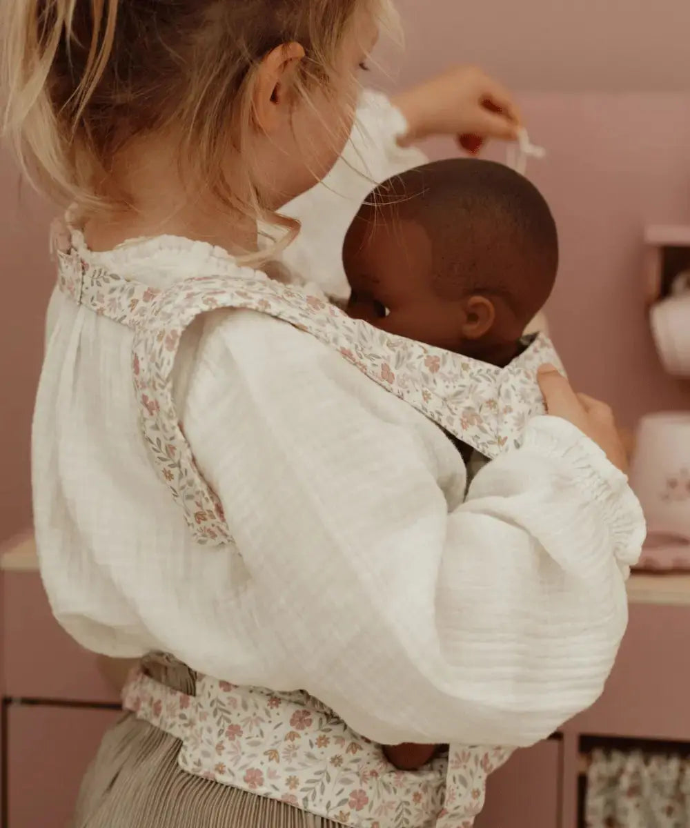Zoom sur les jolis détails du porte-bébé pour poupée de Little Dutch