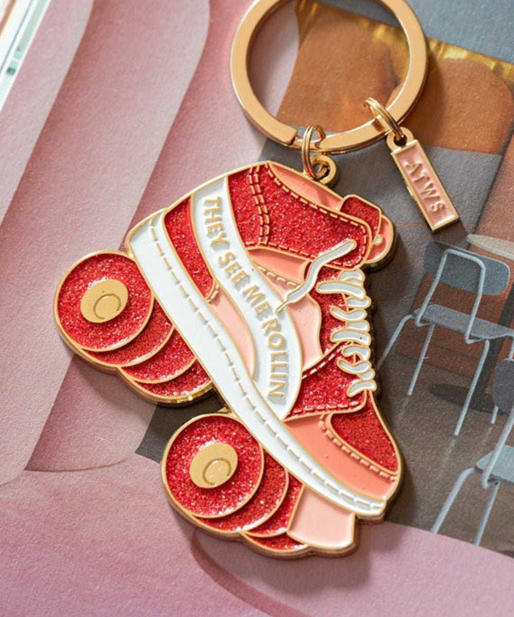 Porte-cles emaille motif patin a roulettes roller de la marque française All The Ways To Say.