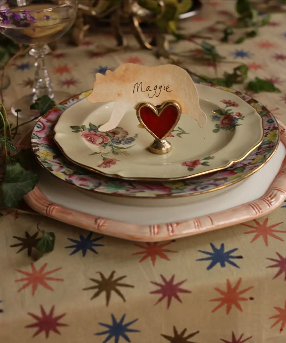 Porte-mémo Pyar Cœur Doing Goods en situation et utilisé comme marque-place