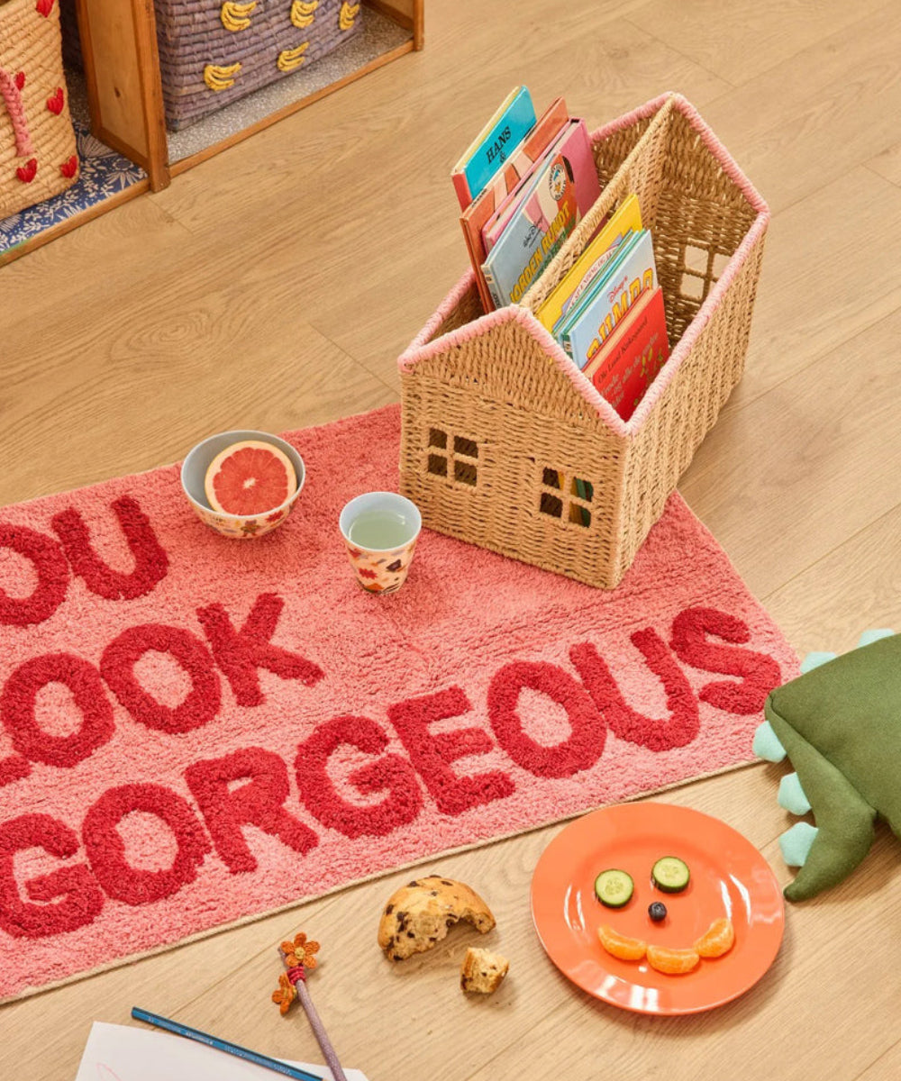 Porte-revues en forme de maison réalisé en corde tressée par Rice. Parfait en rangement pour une chambre d'enfant !