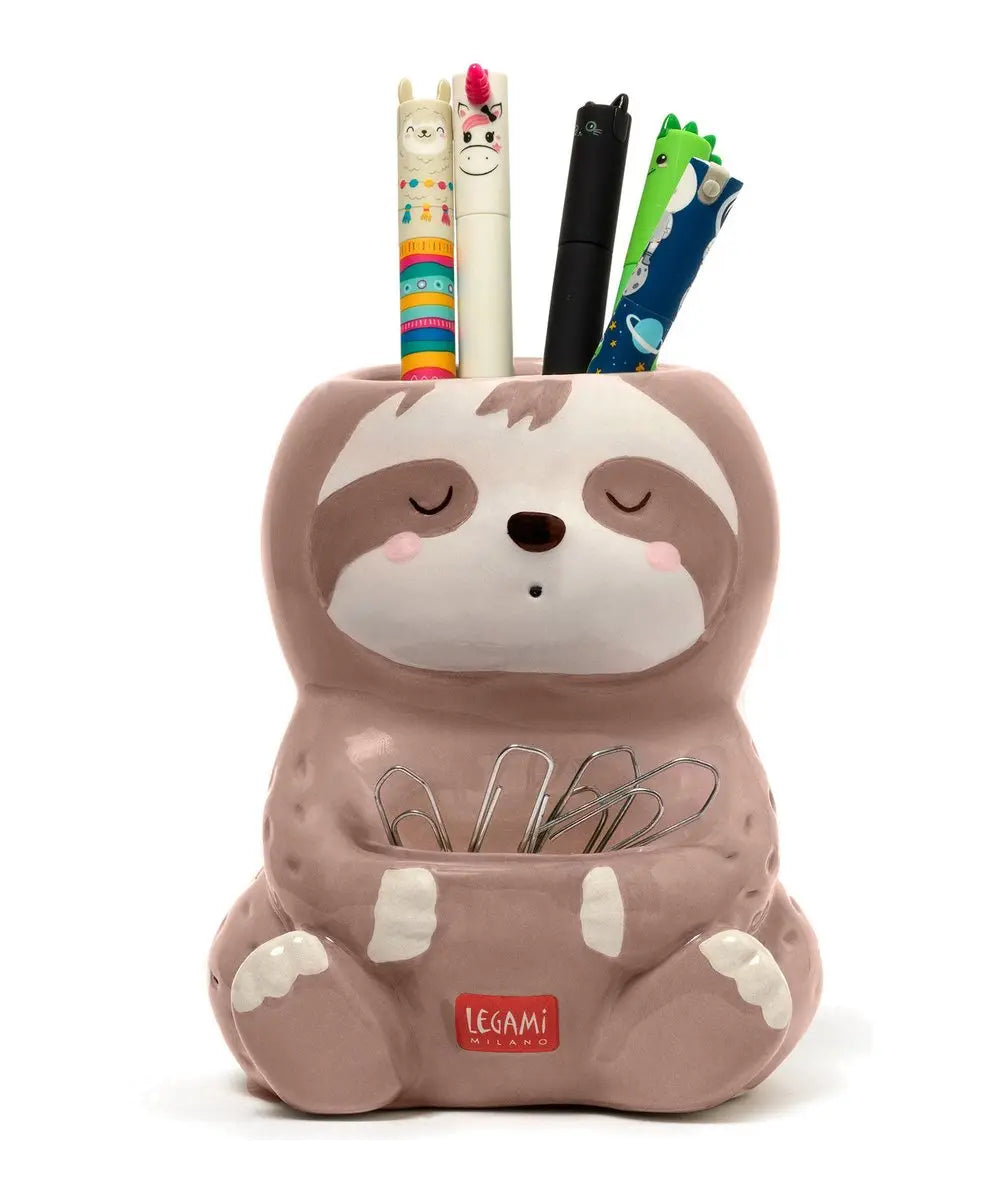 Vue détaillée de Pot à Crayons en Céramique Sloth - Desk Friends de Legami sur fond clair