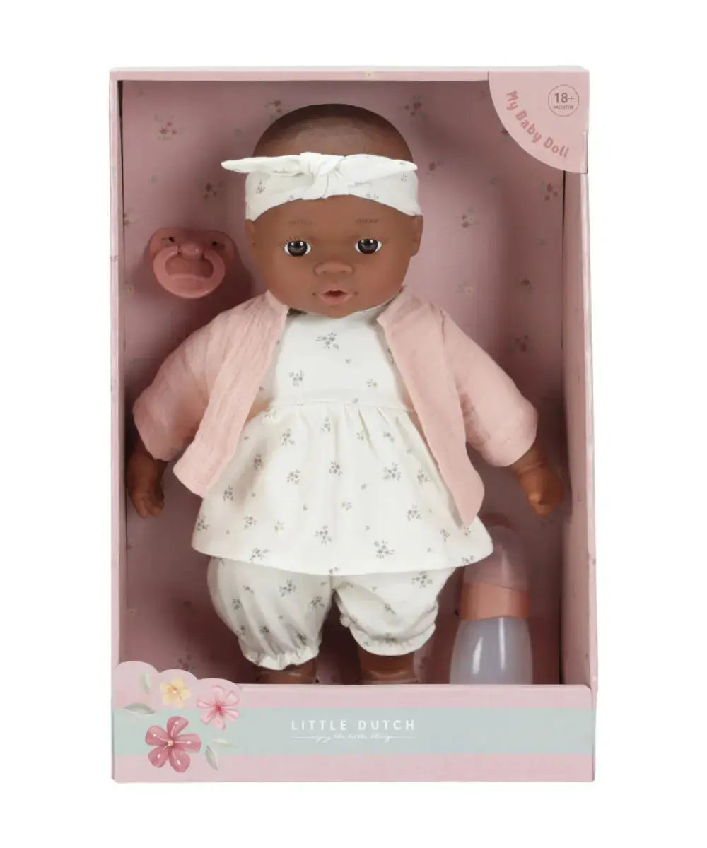 Poupée en tissu Little Dutch prénommée Noa portant une robe à motifs de fleurs