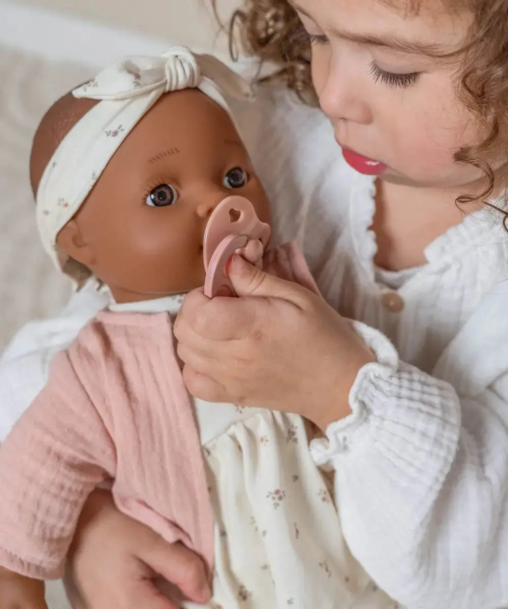 Enfant de 2 ans jouant avec la poupée Noa de la marque Little Dutch
