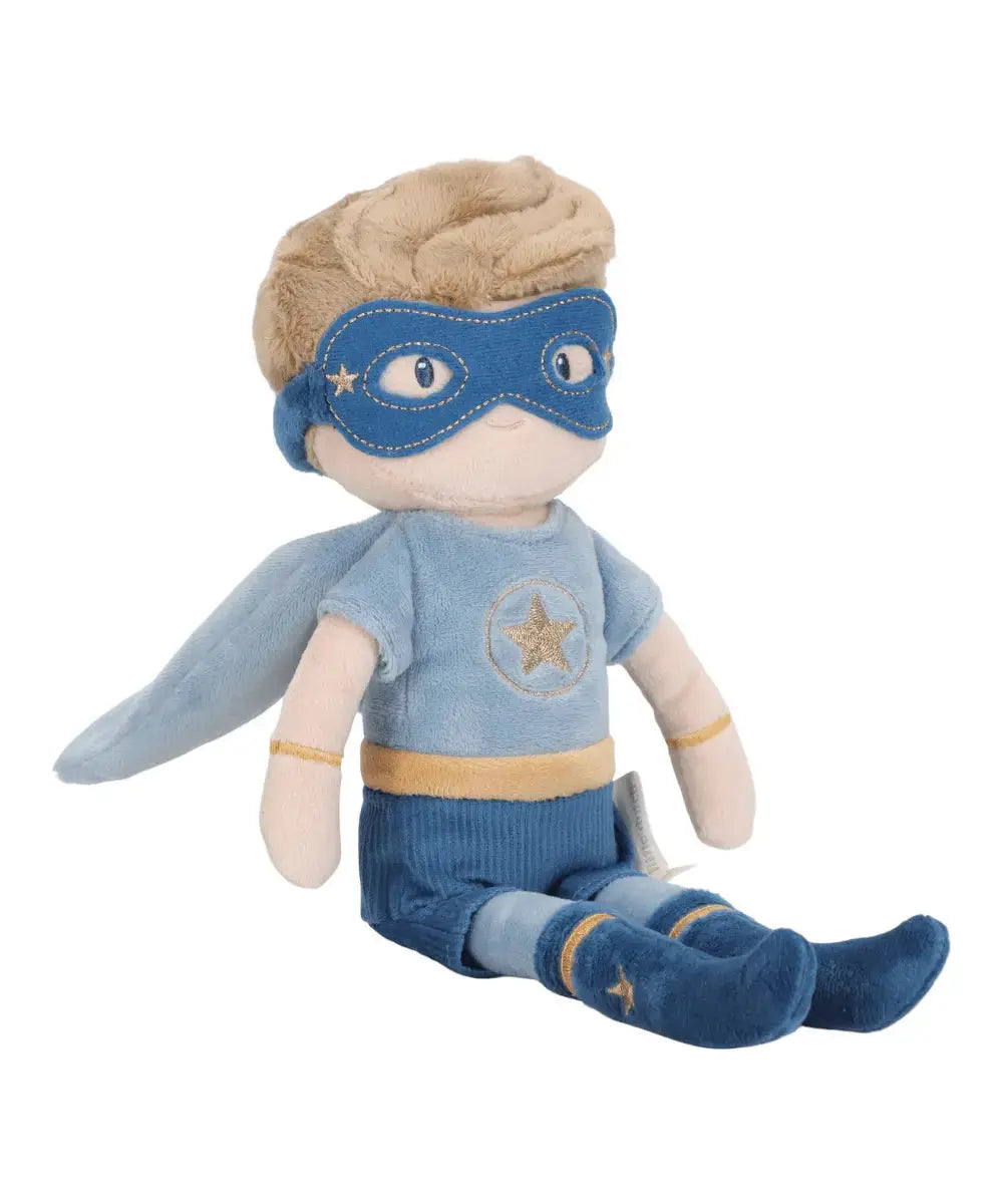 Vue de côté de la poupée en tissu Jim le super-héros de la marque pour enfants, Little Dutch