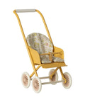 Poussette Jaune taille micro de la marque Maileg sur fond blanc