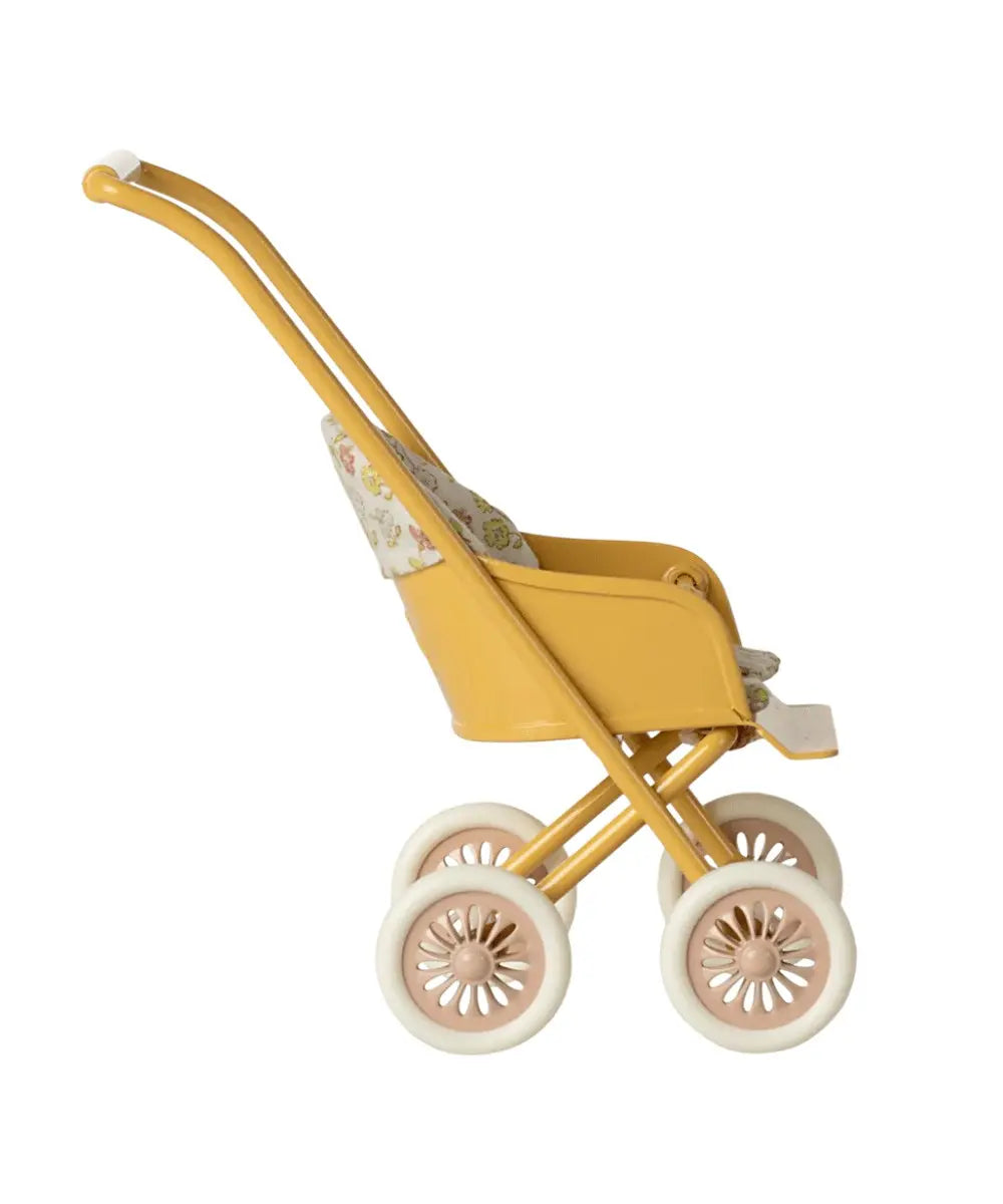 Poussette miniature Jaune Maileg sur fond blanc