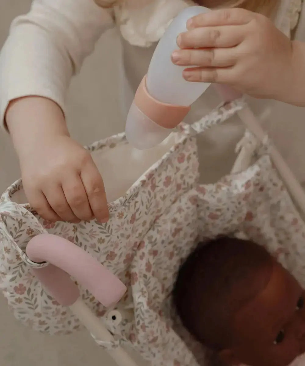 Détails de l'imprimé fleuri de la poussette pour poupée de Little Dutch