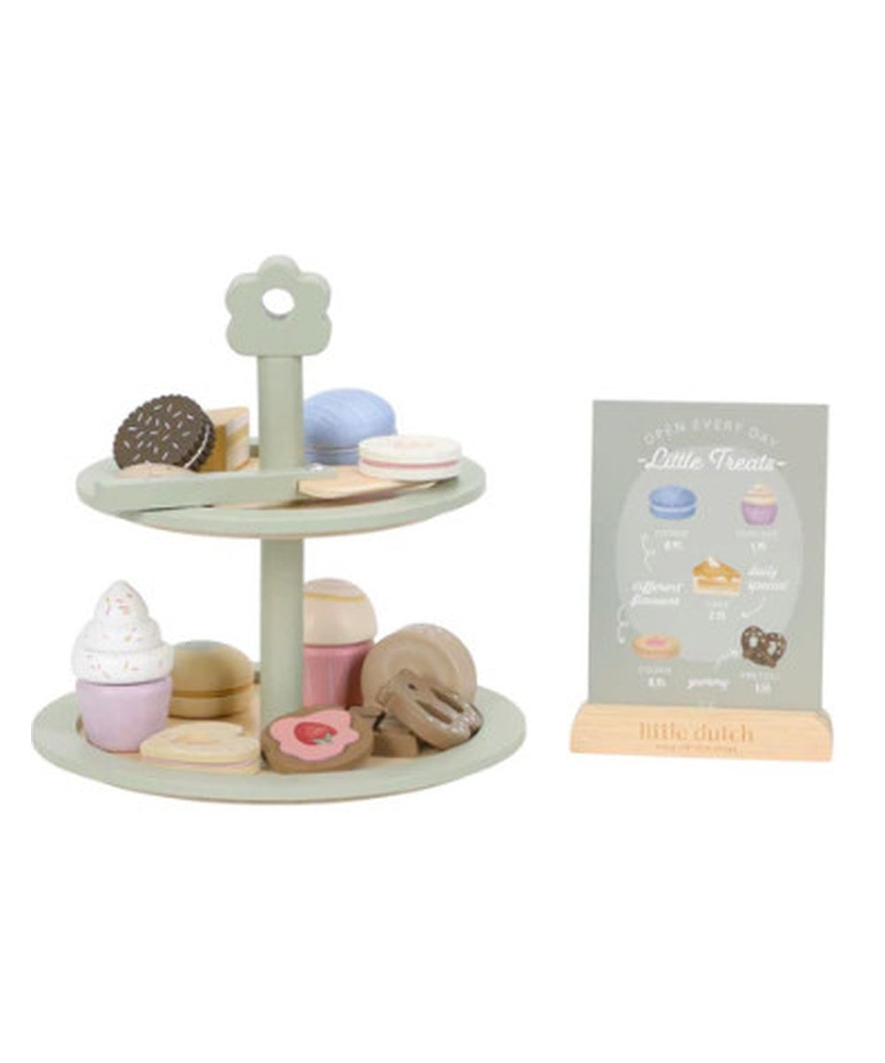 Presentoir a patisseries en bois fsc pour enfant avec macarons muffins et pelle a gateau.