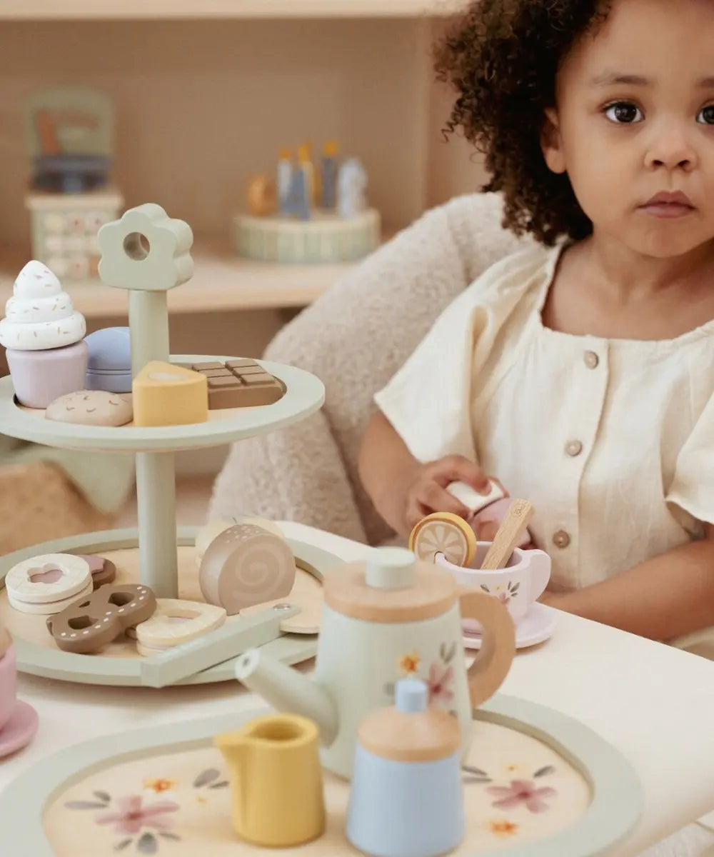 Presentoir a patisseries en bois fsc pour enfant avec macarons muffins et pelle a gateau.