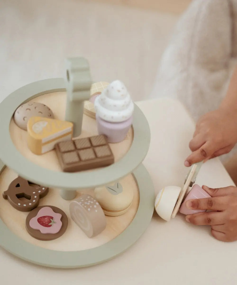 Presentoir a patisseries en bois fsc pour enfant avec macarons muffins et pelle a gateau.