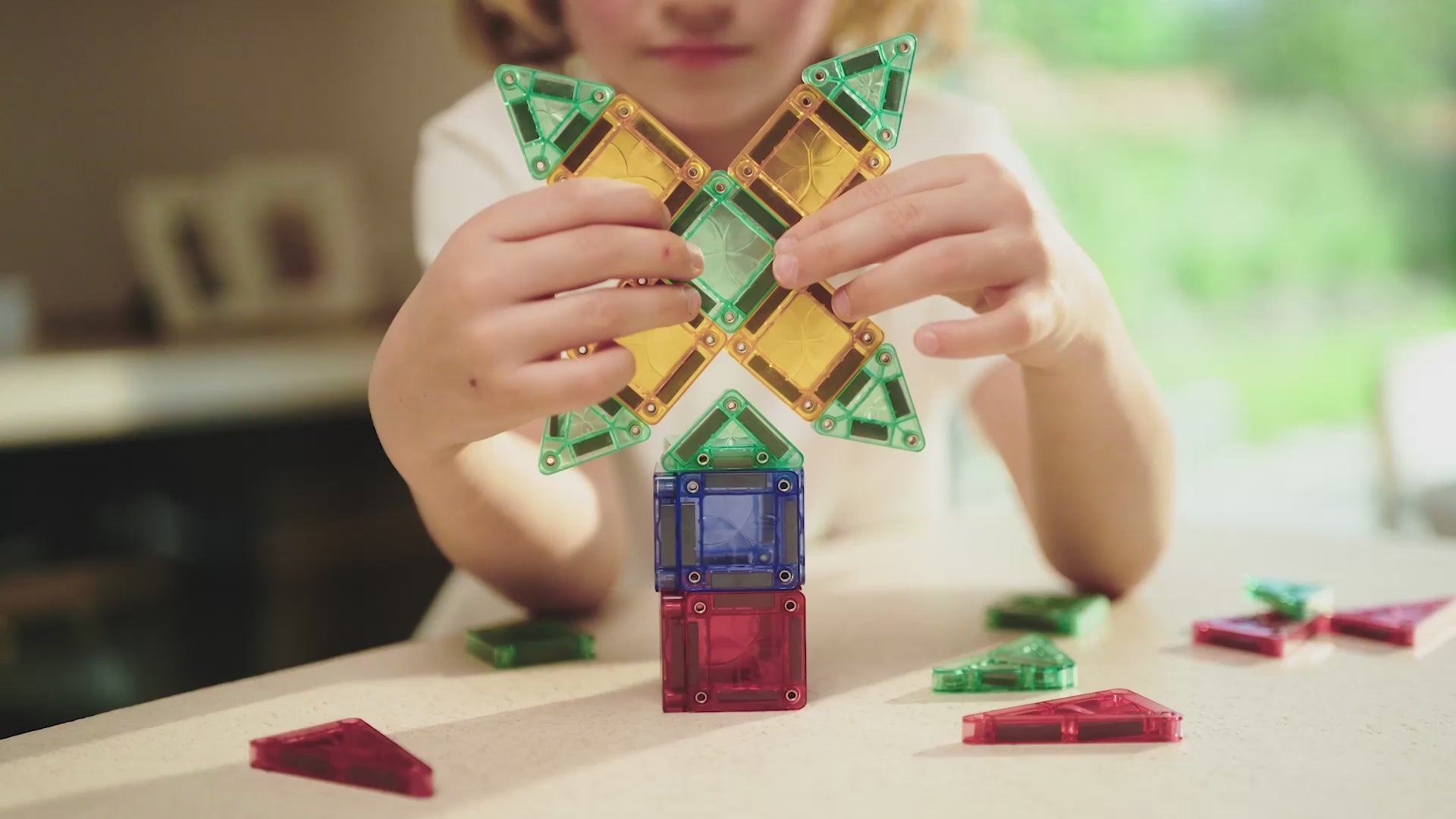 Vidéo de présentation de la marque Cleverclixx montrant des enfants jouer avec les blocs magnétiques