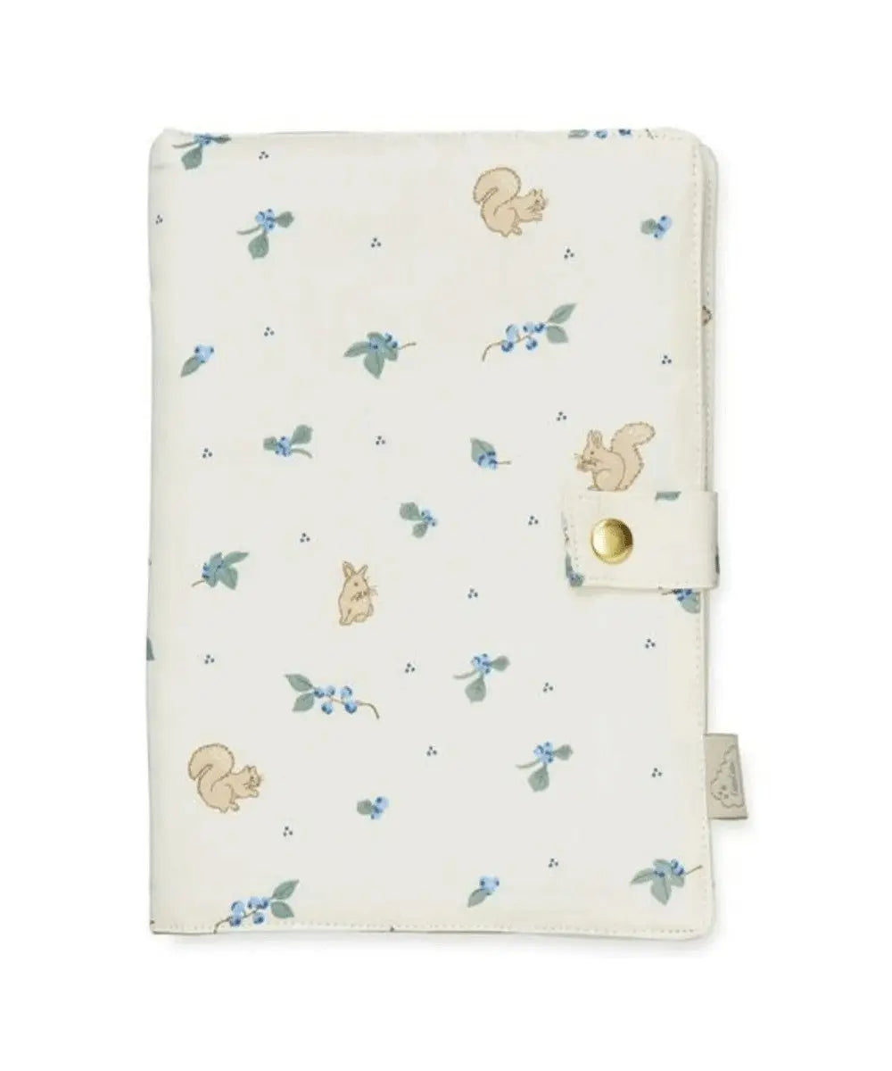 Protège-carnet de santé Blueberries de Cam Cam Copenhagen sur un fond blanc
