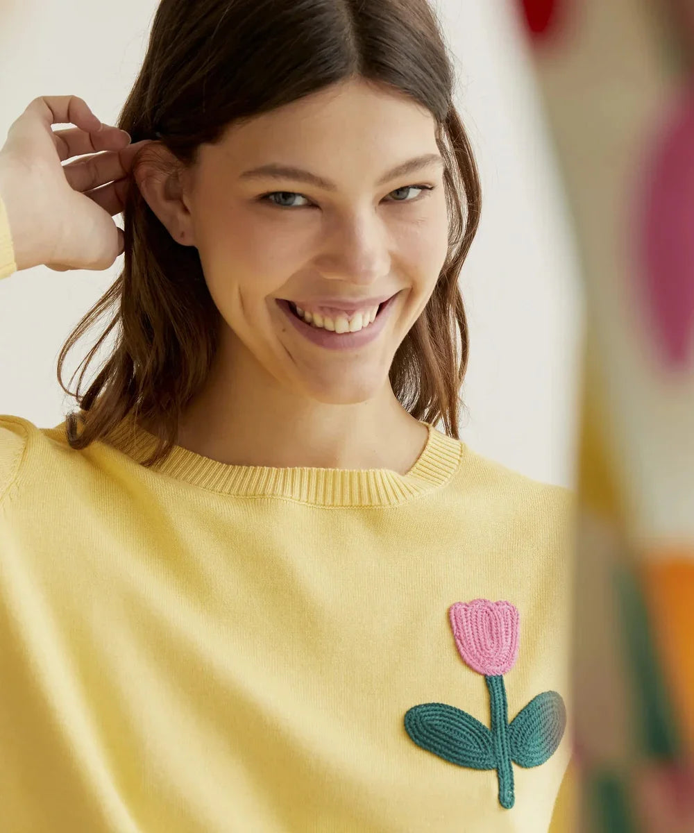Pull jaune broderie tulipe rose de Compañía Fantástica